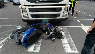 清明掃墓竟成死劫　騎士擦撞聯結車亡