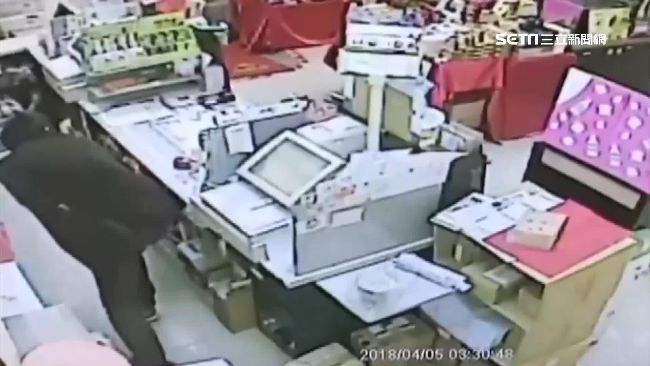 客闖櫃檯找筷子　店員制止遭甩棍爆頭