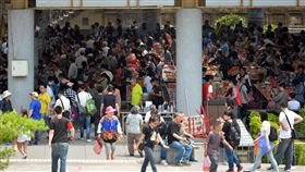 清明掃墓（1）清明連續假期5日進入第2天，台北市富德公墓湧入大批掃墓民眾。中央社記者孫仲達攝　107年4月5日