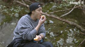  蘇志燮帥慘！連發呆吃橘都像拍海報 /friDay影音稿專用