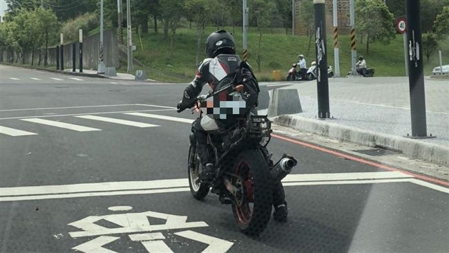網友停等紅燈　驚見騎士車牌別在背上
