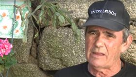 西班牙男子在狼群生活12年。(翻攝自YouTube)