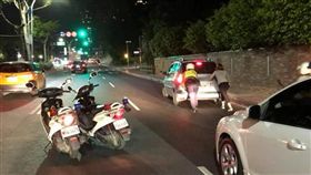 新北市,淡水,民權路,推車,解圍,車流回堵,翻攝畫面