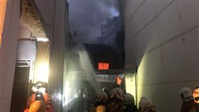桃園福山街住宅大火延燒二層樓（圖／翻攝畫面）