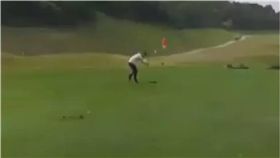 影／黑道拿鐵杆破壞高爾夫球場　網吐槽：是在打地鼠吧　圖／翻攝自爆料公社