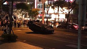 板橋,爆料公社,翻車,車禍,鬧區,分隔島,小客車,駕駛　圖／翻攝自爆料公社　