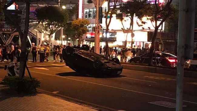 轎車撞分隔島「翻肚」！嚇壞逛街民眾