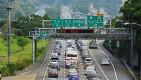 最長清明假期首日國道壅塞（3）清明連續假期一連5天，為歷年清明假期中天數最多，4日一早國道多處路段就湧入車潮，高公局預估，今天國道全天車流量約122百萬車公里，為平日87百萬車公里的1.4倍。中央社記者孫仲達攝  107年4月4日