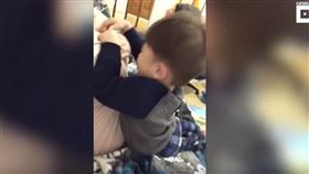 為喝奶扒母衣服　行徑讓眾人哭笑不得（圖／翻攝自Carters Clips）