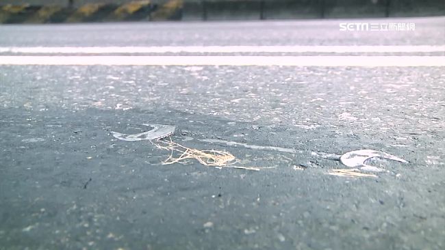 撿不起來！扳手「鑲」在柏油上這哪招