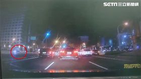 碰!男酒駕闖紅燈搶快 撞飛機車釀4傷