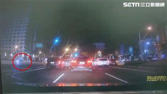 酒駕闖紅燈撞騎士　4人安全帽全噴飛