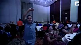 印度一名旅遊業者潘迪（Vishnu Pandey）得獎太開心猝死。（圖／翻攝YouTube）