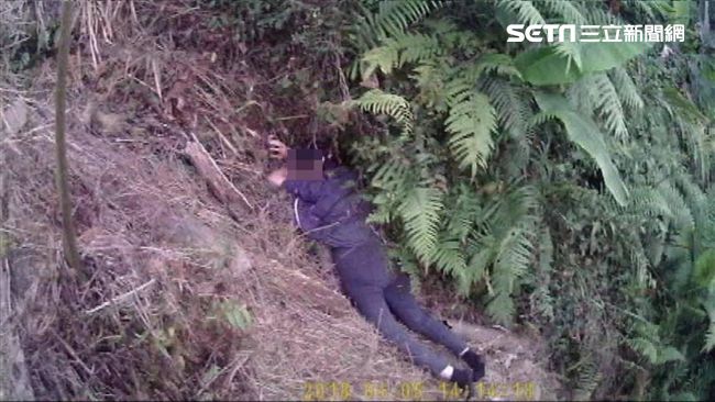 她駕車衝山崖被樹木擋　竟還再跳下去