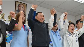 新北市長初選民調勝出　侯友宜高喊口號新北市議會國民黨團6日召開記者會，國民黨新北市長初選民調勝出的前新北市副市長侯友宜（中）出席，與市議員高喊口號「重情重義侯友宜，團結新北大勝利」。中央社記者黃旭昇新北攝　107年4月6日