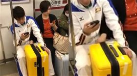 日本地鐵奇景！他目擊媽放兒子褲檔猛搓（圖／翻攝自爆料公社3.0 YouTube）