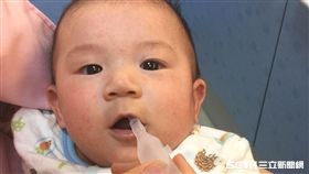 輪狀病毒主要經由糞口途徑傳播，對於免疫力低弱的嬰幼兒最有效的預防方式就是接種疫苗。（圖／台北市衛生局提供）