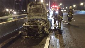 百萬跑車火燒車，卻不見車上任何人影。（圖／翻攝畫面）