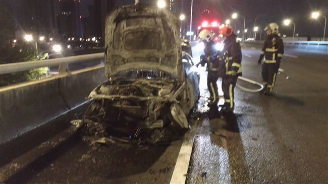 20歲男借百萬跑車　開到一半火燒車