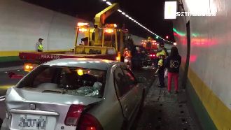 疑未保持車距　國五隧道2車擦撞翻車