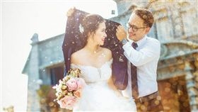 新人拍攝婚紗照，背後心酸誰人知。（圖／翻攝爆廢公社）