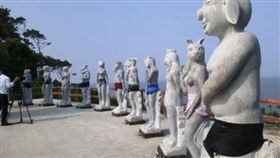 越南一處景點放置裸露生殖器官雕像，穿上泳裝後反吸更多遊客拍照。（圖／翻攝Vn Express）