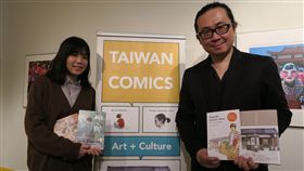 就愛鄉土文化  台灣漫畫作品紐約參展台灣漫畫家阮光民（右）與左萱（左）用畫筆，忠實呈現柑仔店與廟會文化。他們獲邀參加紐約年度「漫畫及卡通博物館藝術節」，期盼以漫畫作為媒介，讓紐約客認識台灣鄉土民情。中央社記者尹俊傑紐約攝　107年4月7日