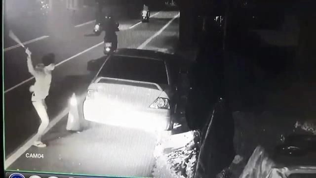 5屁孩砸車找刺激　車主怒吼：有病啊