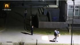 男大生跑到女生宿舍告白，卻被舍監阿姨二度攔截。（圖／翻攝梨視頻）