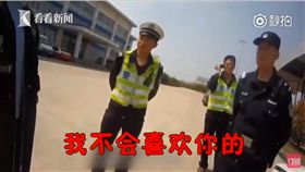 賓士女沒駕照遭攔查，不肯下車還嗆警「不要對我放電！」（圖／翻攝看看新聞）