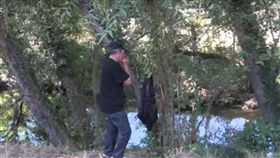 西班牙男子在狼群生活12年。(翻攝自YouTube)