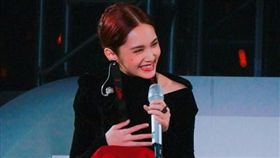 ▲最近工作滿檔的楊丞琳，去做了經絡儀理療後，全身滿是痧痕。（圖／翻攝自IG） 