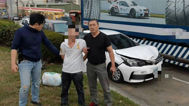 亡命鴛鴦衝撞警車　警開三槍搞定