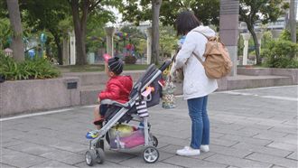 自閉兒坐推車　竟被路人酸「不要臉」