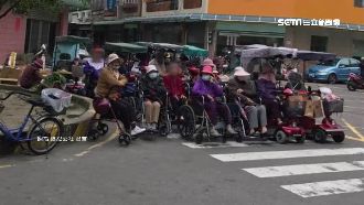 坐輪椅也要卡位！蛋捲名店排隊有規則