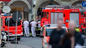 德西貨車衝撞人群至少3死20傷（圖／推特　https://twitter.com/dpa_live/status/982683175175507968）