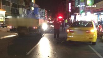 貨車突伸出「腳」　撞上路旁3車1傷