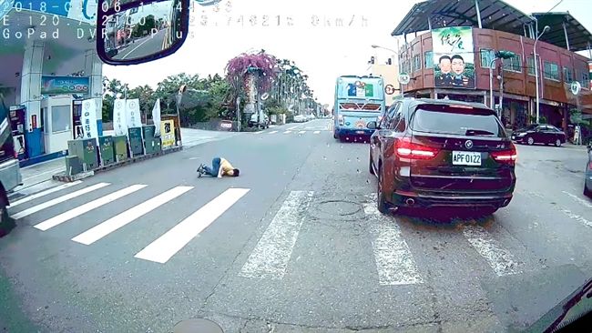 撞飛男童　駕駛竟一把抓起驚呆路人