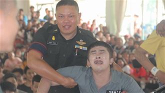 美妝男抽兵籤秒淚崩　這幕讓網友笑翻