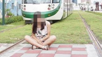 玩命！遊客「臥軌」拍照：反正車很慢