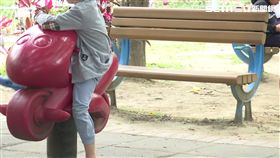 公園椅縫隙太大! 3歲童滑落摔破頭