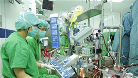 體外循環師　撐起心臟手術一片天（1）在心臟手術中操縱人工心肺機的體循師，就像是心臟外科的第二隻手、第二雙眼，隨時緊盯患者的身體狀況，面臨緊急狀況時也會要求醫師停下手術，重新建立血液循環。（北榮提供）中央社記者張茗喧傳真  107年4月8日