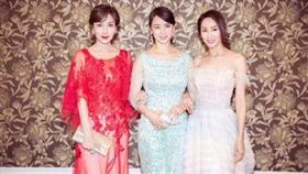 ▲3位女神同框再聚，令人見識90年代女神風采。左起楊恭如、翁虹、郭可盈。（圖／翻攝自微博）