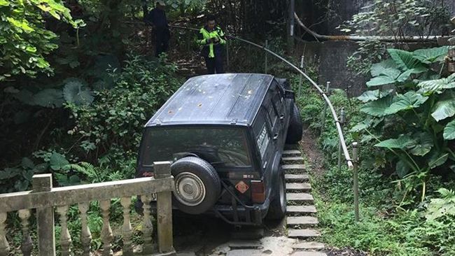 天門山失敗版橫空出世　尷尬卡步道口