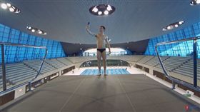 戴利在廣告中站上10公尺高的跳水台，邊跳水邊自拍。（圖／翻攝YouTube）