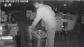 男子不滿隔壁麵店生意太好，竟在人家牛肉湯鍋內倒入糞便，還脫褲朝鍋內尿尿。（圖／翻攝澎湃新聞）