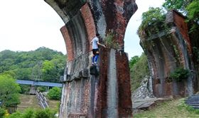 男子攀爬龍騰斷橋／YOUTUBE