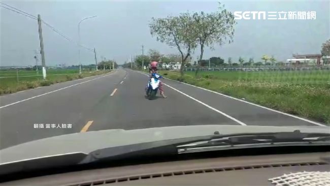 女騎士詭停路中央　與前車對峙5分鐘