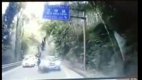 大陸四川宜賓市長寧縣高垻村路段發生一起恐怖車禍，一台轎車逆向超車與對向機車相撞，導致3貼的機車騎士與2位乘客當場被噴飛，最後送醫搶救後2死1傷。（圖／翻攝自秒拍）