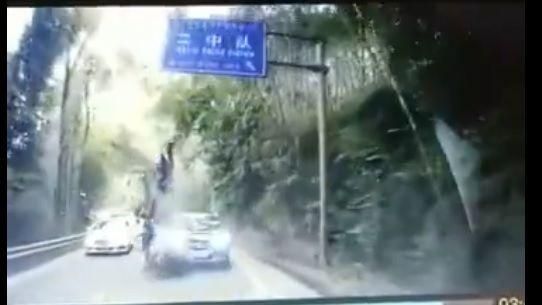 遭逆向轎車撞飛　3貼機車2死1傷